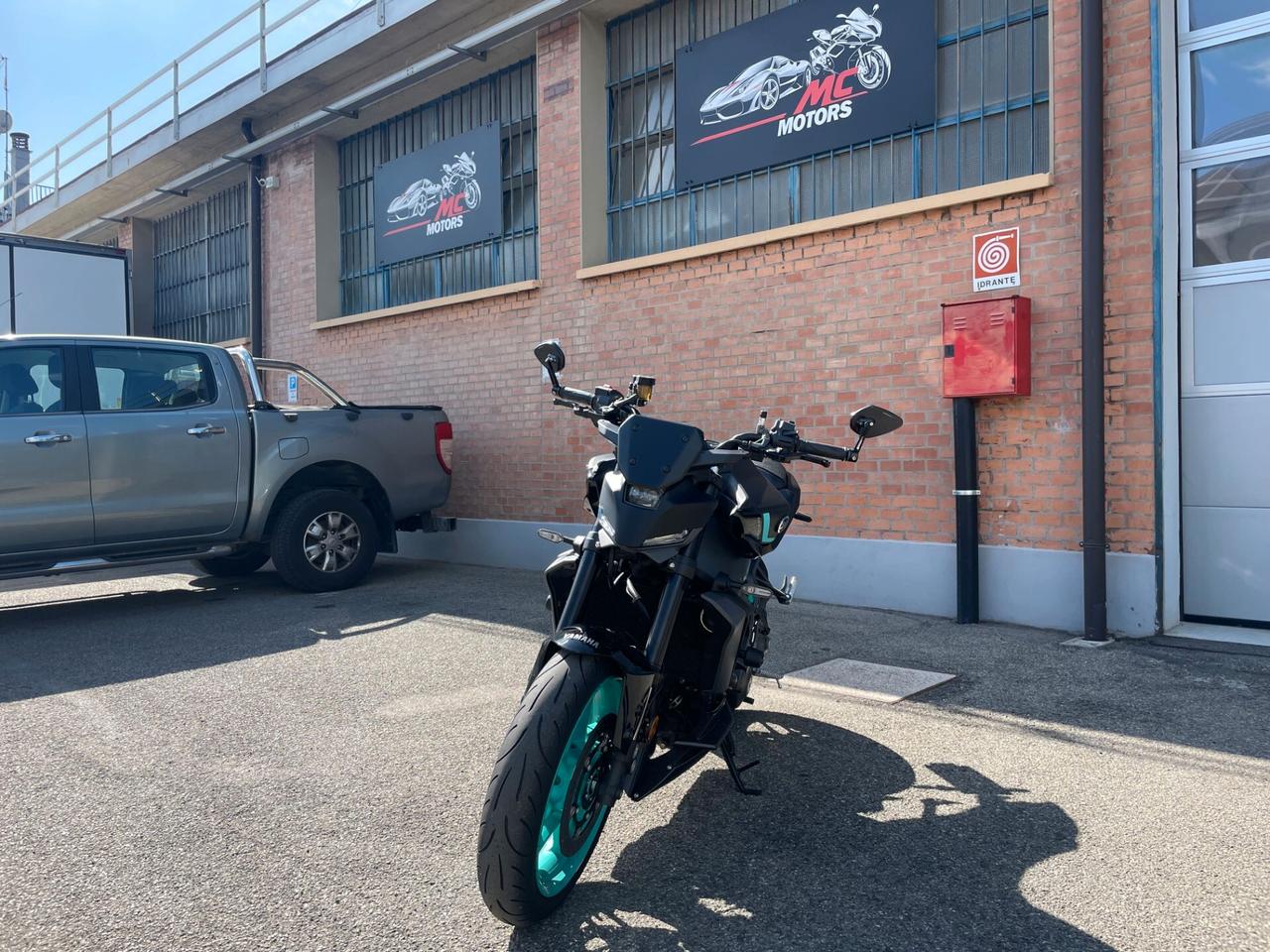YAMAHA MT09 2024-SOLO 9.300 KM-AKRAPOVIČ COMPLETO -GARANZIA 03/2027