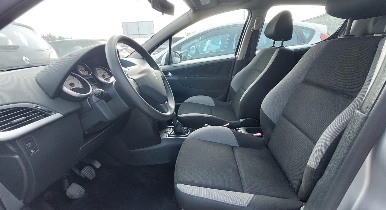 Peugeot 207 1.4 benzina Neopatentati