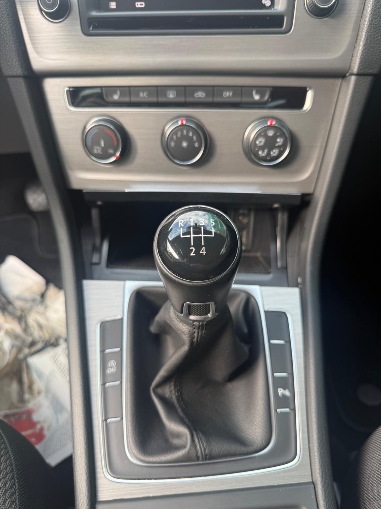 Volkswagen Golf 5p 1.6 tdi 110cv NAVI,APP CONNECT,SEDILI RISCALD.ATISENSORI DI PARCHEGGIO,DISTRIBUZIONE FATTA 10/25