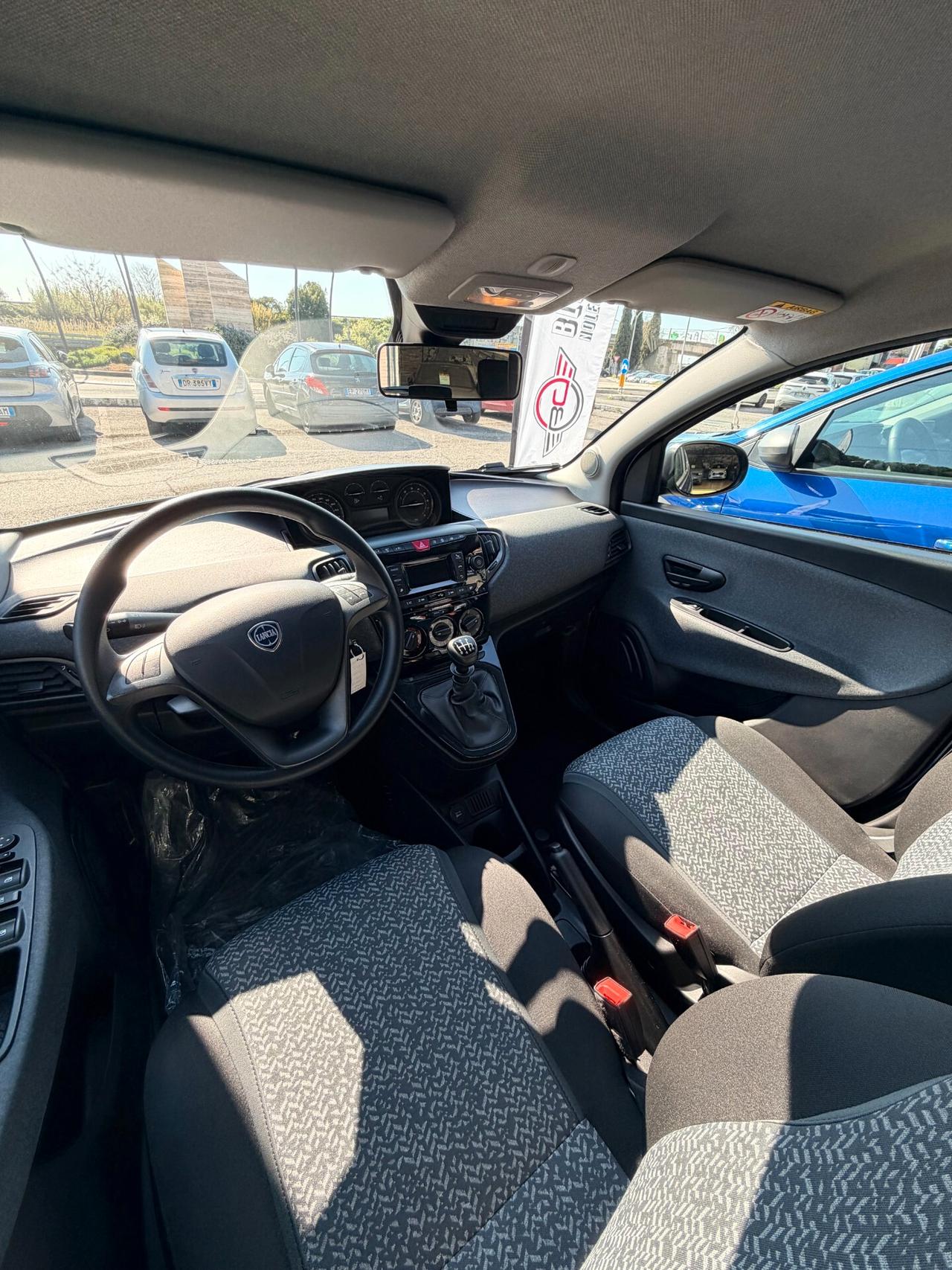 Lancia Ypsilon 1.0 FireFly 5 porte S&S Hybrid Silver