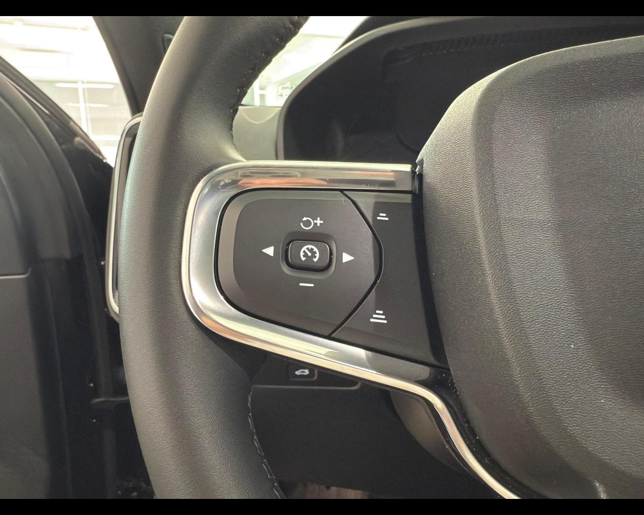 VOLVO XC40 (2017-->) - XC40 B3 automatico Ultra Black Edition