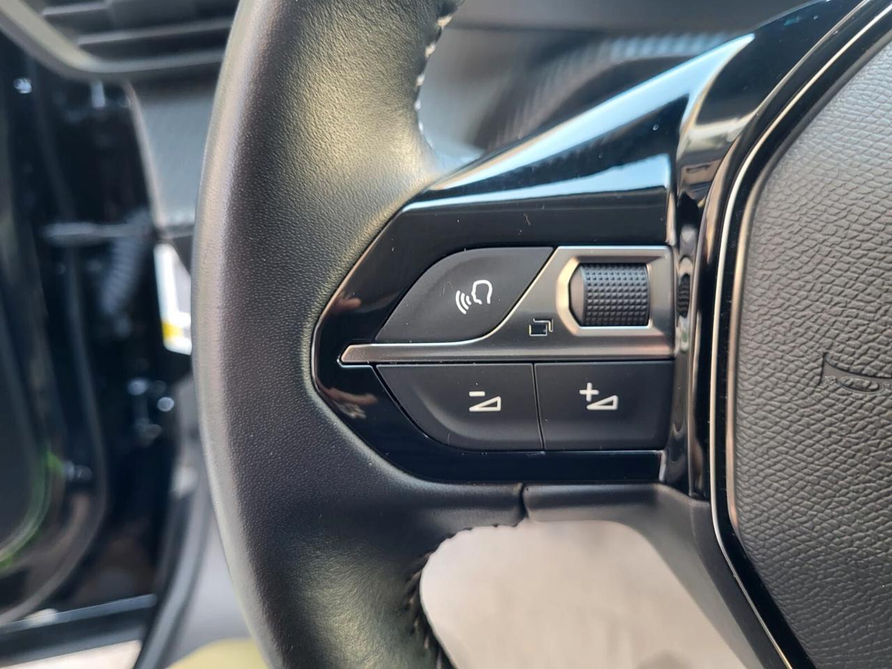 Peugeot 2008 PureTech 100Cv KM 45600+Allure+Cockpit+Retrocamera...