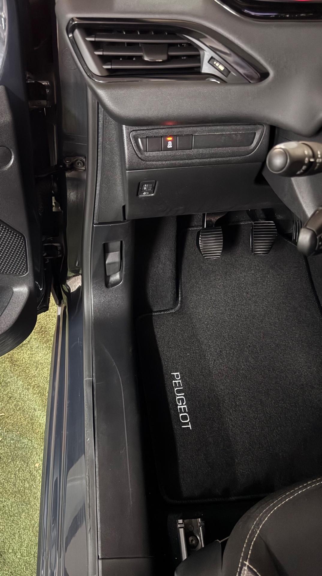 Peugeot 208 5 porte Access 110000 CHILOMETRI