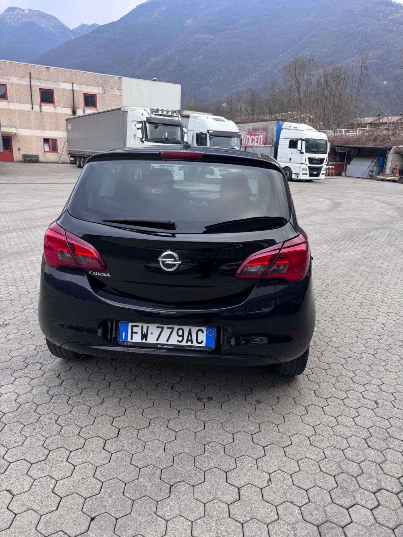 Opel Corsa 1.2 5 porte Black Edition