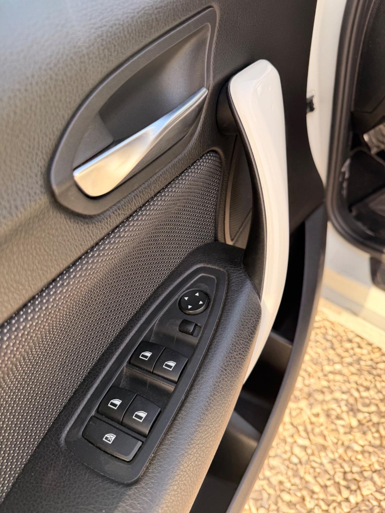 Bmw 118 118d 5p. Sport 2015 fari uxeno navigatore