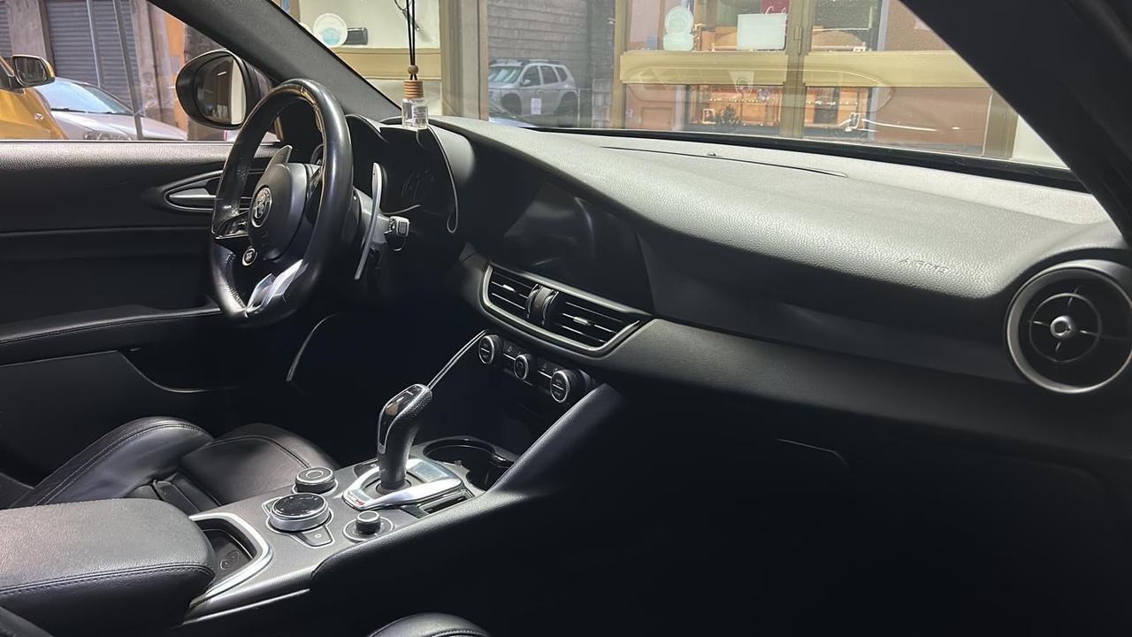 Alfa Romeo Giulia 2.2 Turbodiesel 210 CV AT8 AWD Q4 Veloce