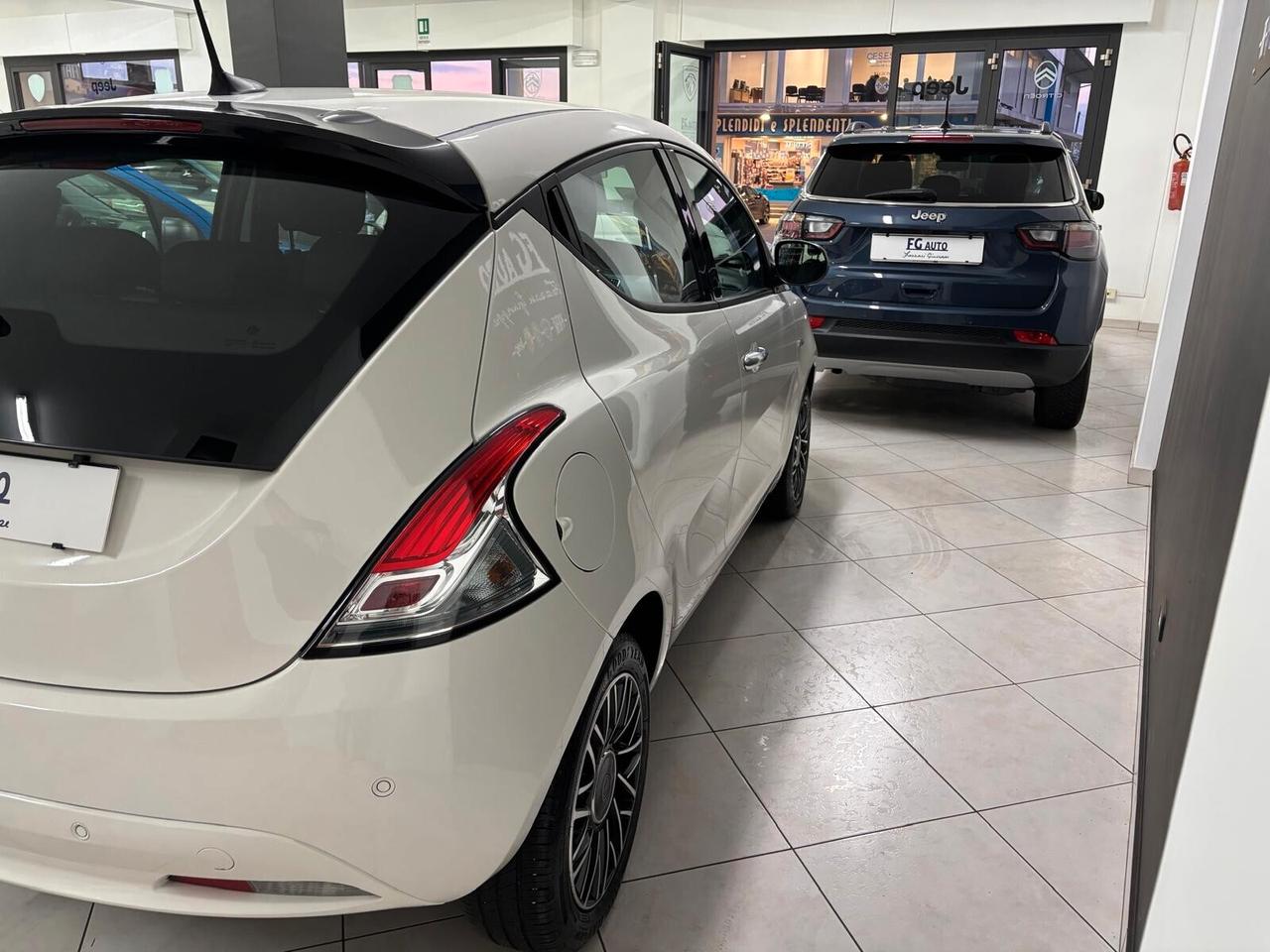 Lancia Ypsilon 1.0 FireFly 5 porte S&S Hybrid Platino