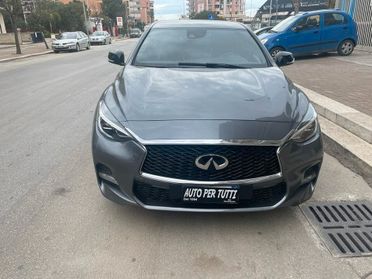 Infiniti Q30 4AWD sport AUTOM/NAV/LED