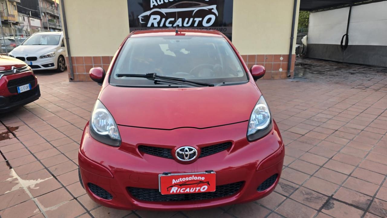 Toyota Aygo 1.0 12V VVT-i 5 porte Sol Connect Red Edition