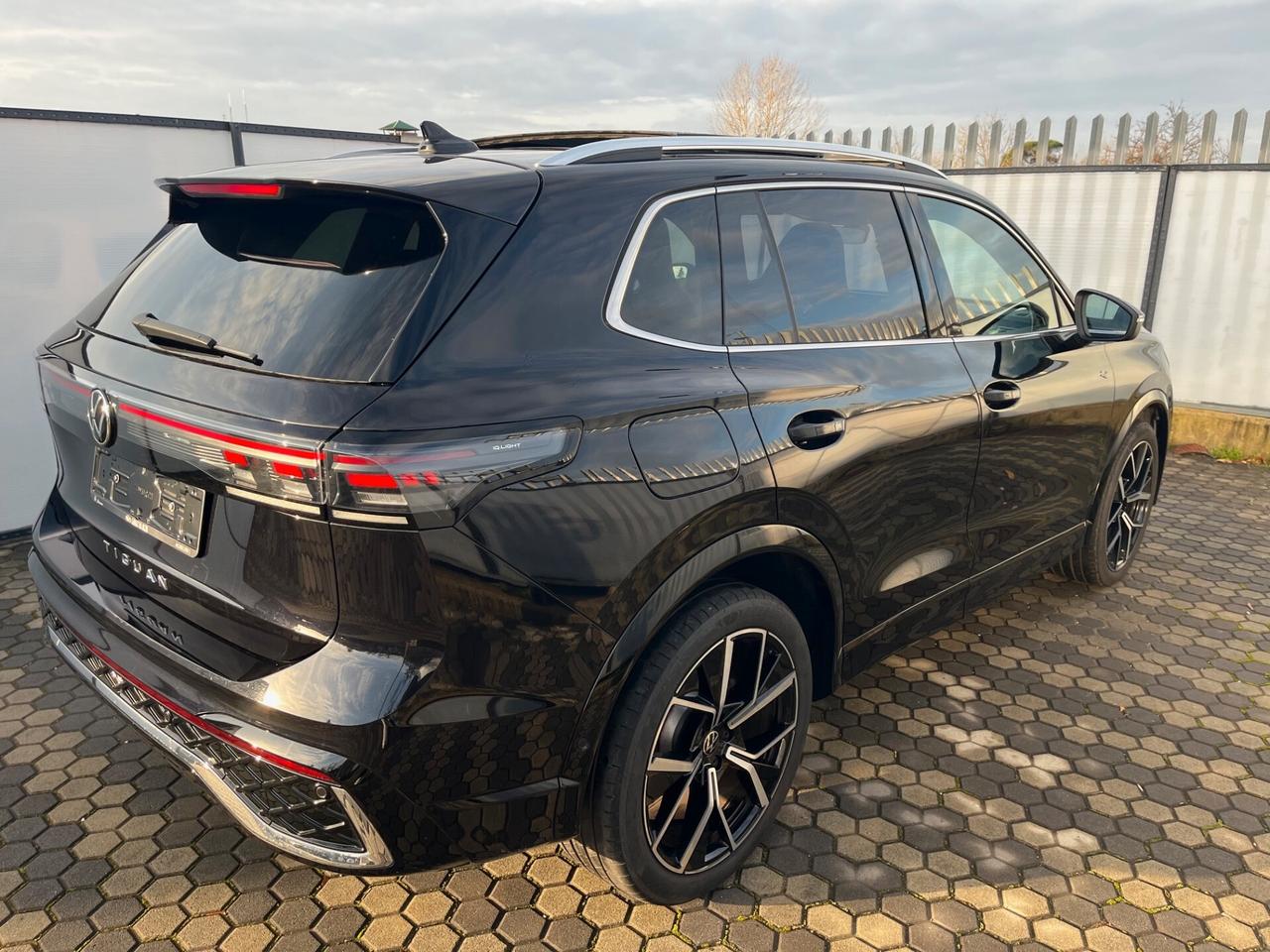 Volkswagen Tiguan 2.0 TDI 150 CV DSG R-Line Plus *TETTO APRIBILE*