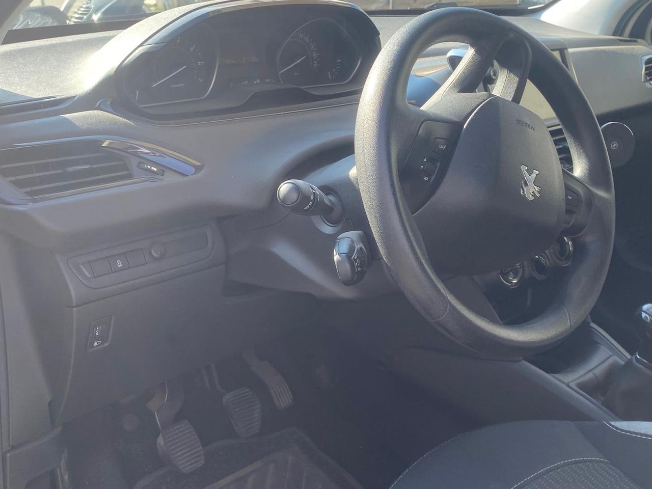 Peugeot 208 life #11893
