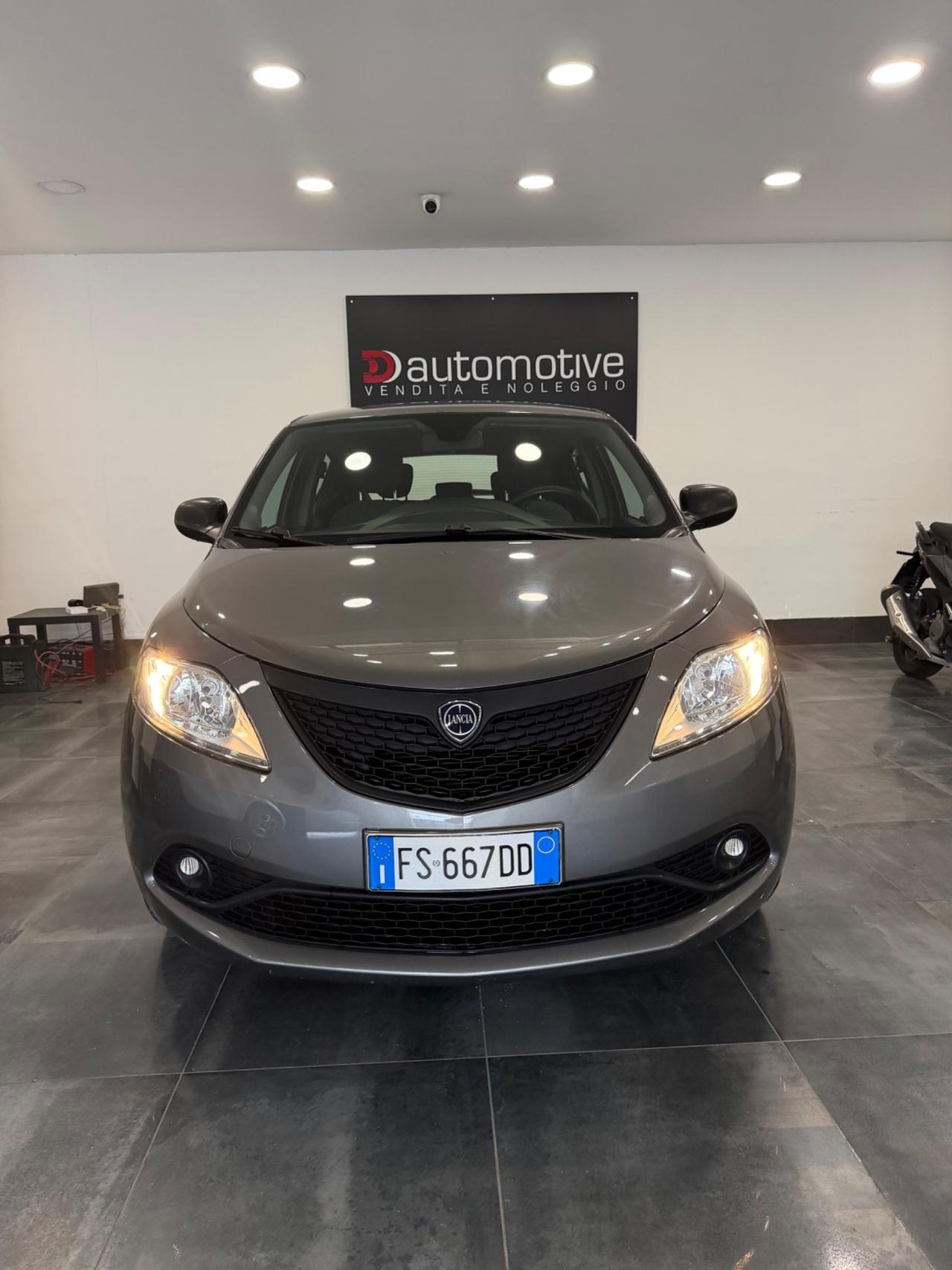 Lancia Ypsilon Elefantino Blu Gpl casa madre
