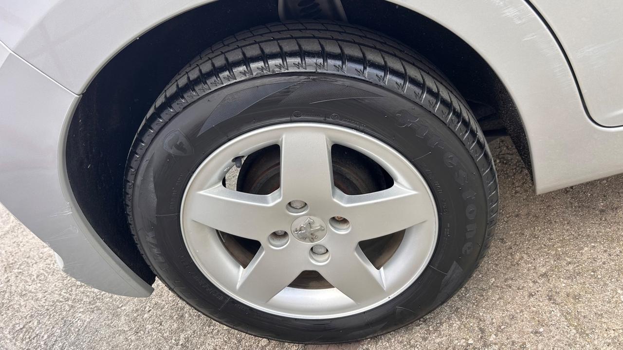 Peugeot 207 1.4 HDi 68cv 5P