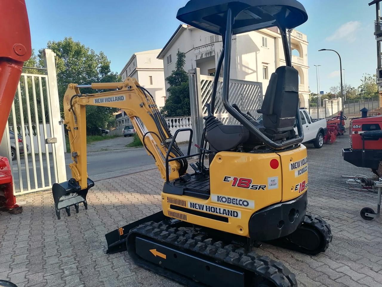 Escavatore Seminuovo New-Holland E18 SR (18 Quintali)