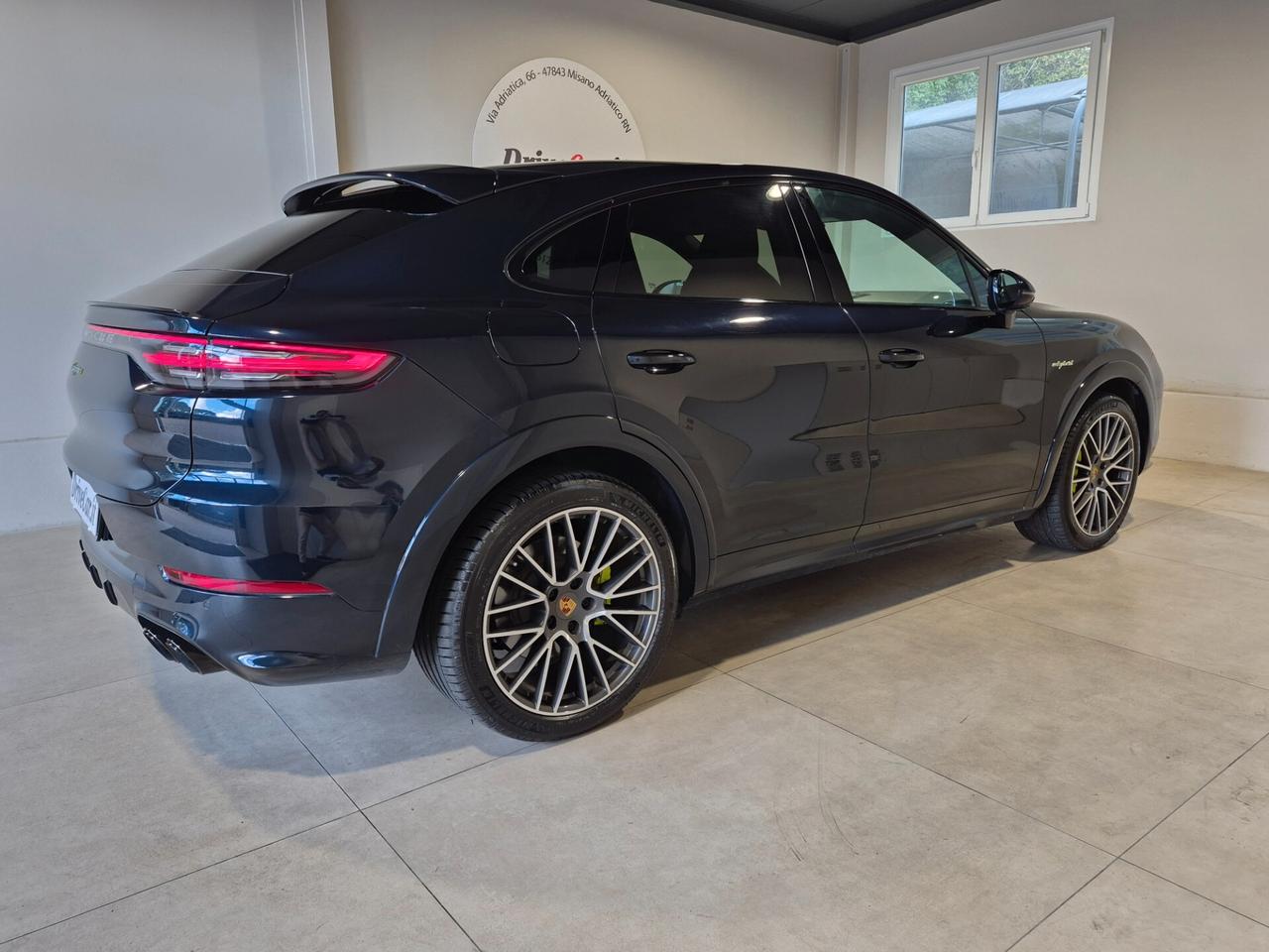 Porsche Cayenne COUPE' 3.0 E-HYBRID TIPTRONIC 462CV 5PORTE C.21 PINZE VERDI SOSP.ADATTIVE SED.ELETTRICI VENTILATI 18 VIE BOSE SCARICHI SPORT