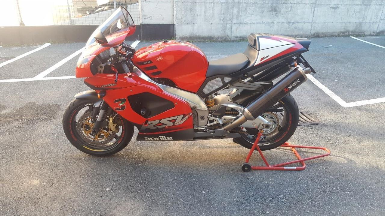 Aprilia RSV 1000 AKRAPOVIC