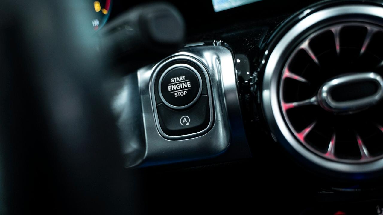 Mercedes-benz GLB 200 D PREMIUM PLUS AMG TETTO PACK LUCI XENON NAVI FULL OPTIONAL