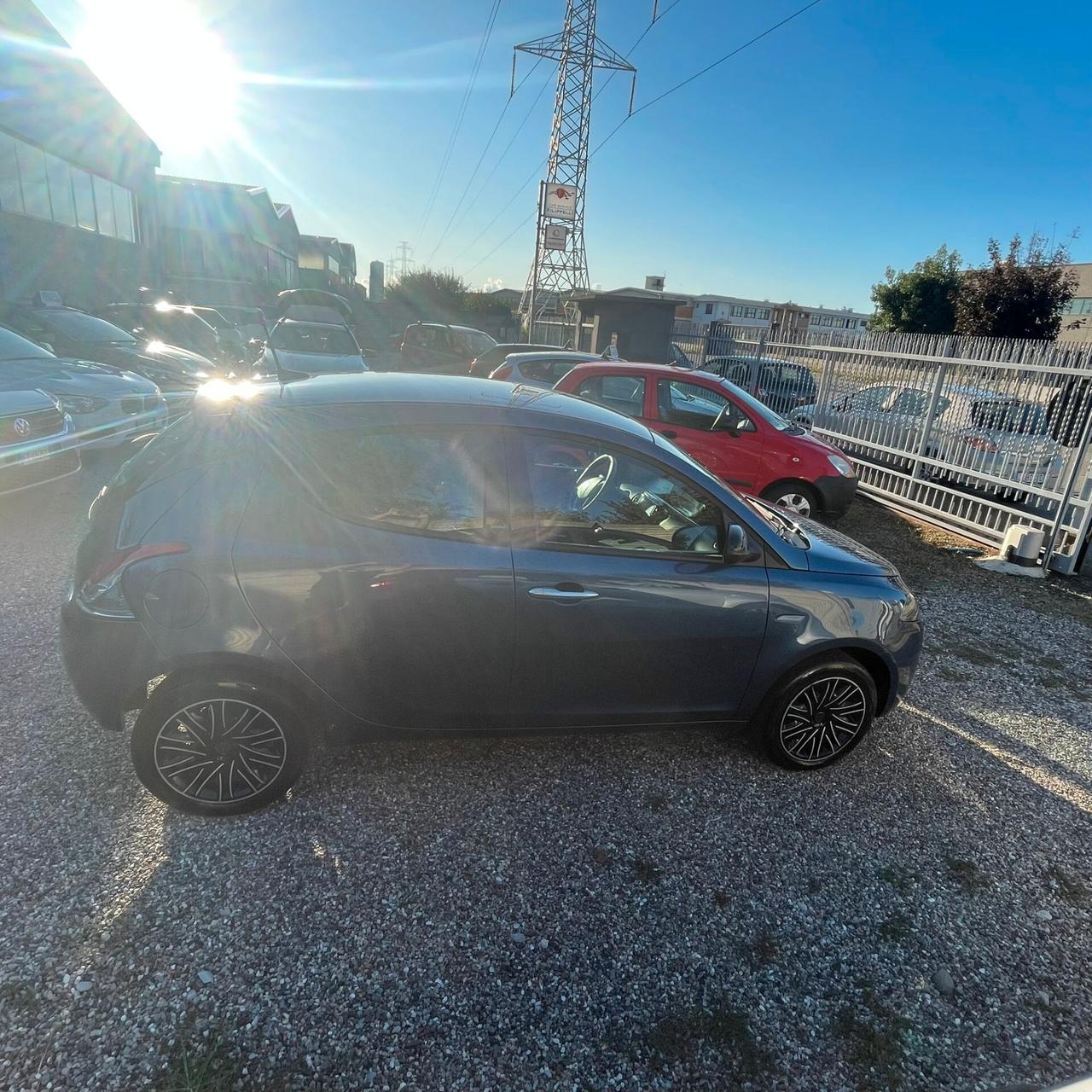 Lancia Ypsilon 1.0 FireFly 5 porte S&S Hybrid Ecochic Silver