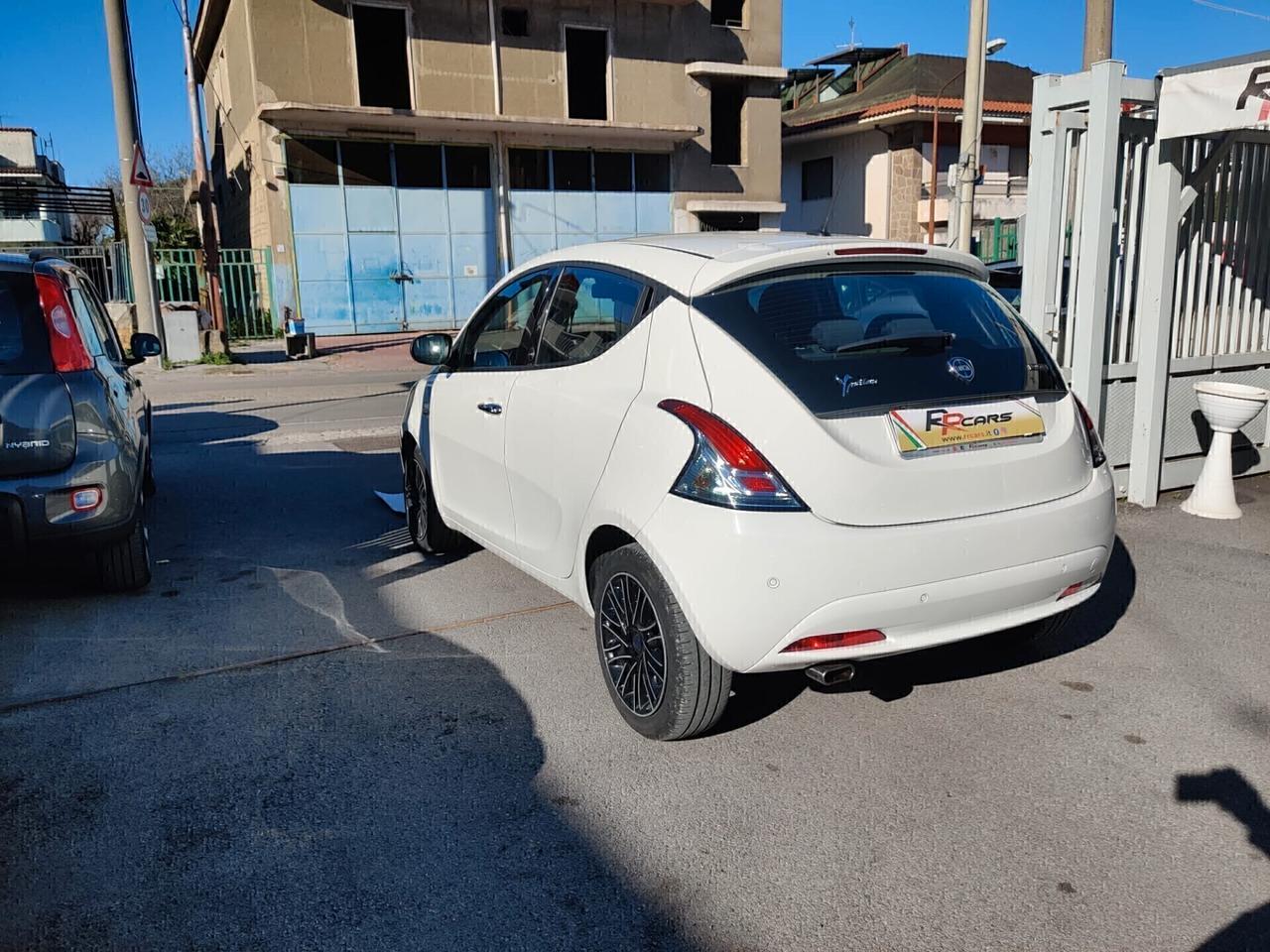 Lancia Ypsilon 1.0 S&S Hybrid Ecochic Silver