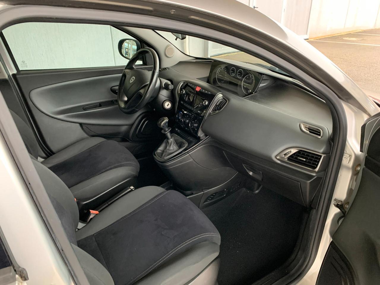 Lancia Ypsilon 0.9 TwinAir 85 CV 5 porte S&S Platinum