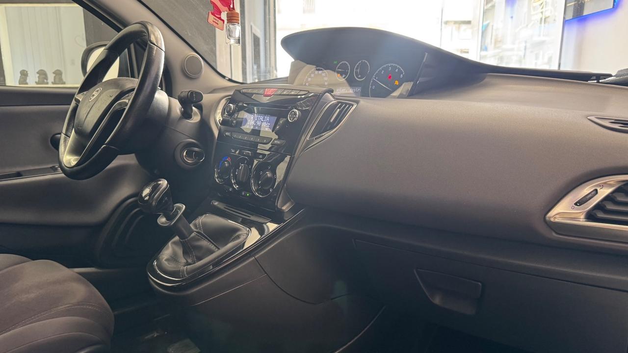 Lancia Ypsilon 0.9 TwinAir 85 CV 5 porte Metano Ecochic Silver