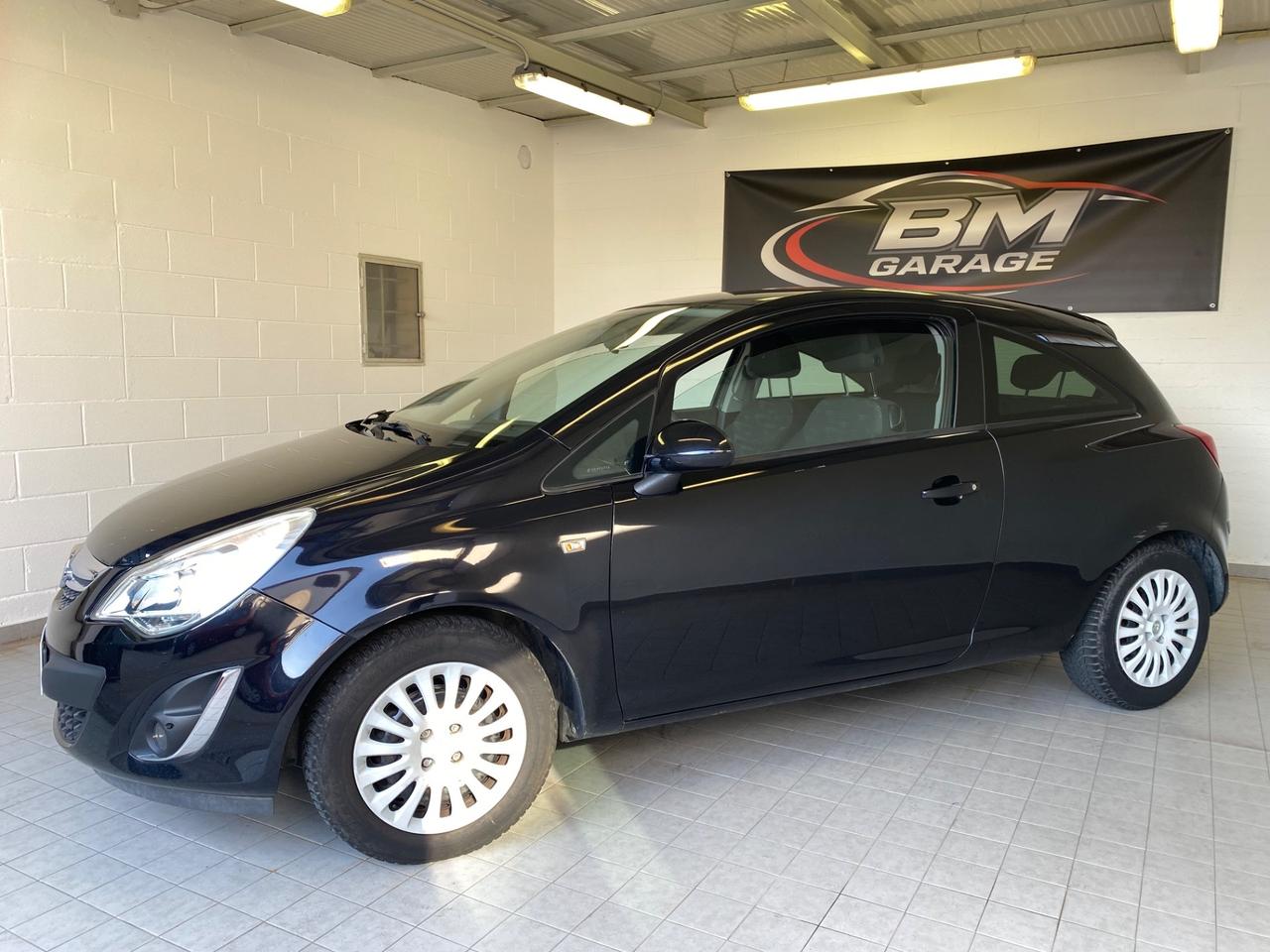 Opel Corsa 1.2 3 porte b-color