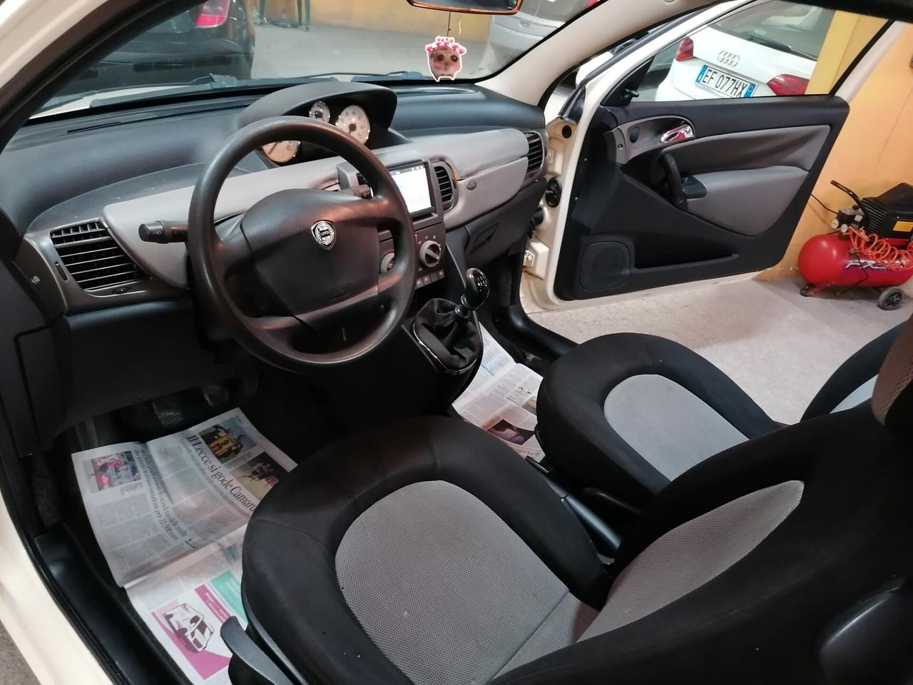 Lancia Ypsilon 1.4 16V Platino
