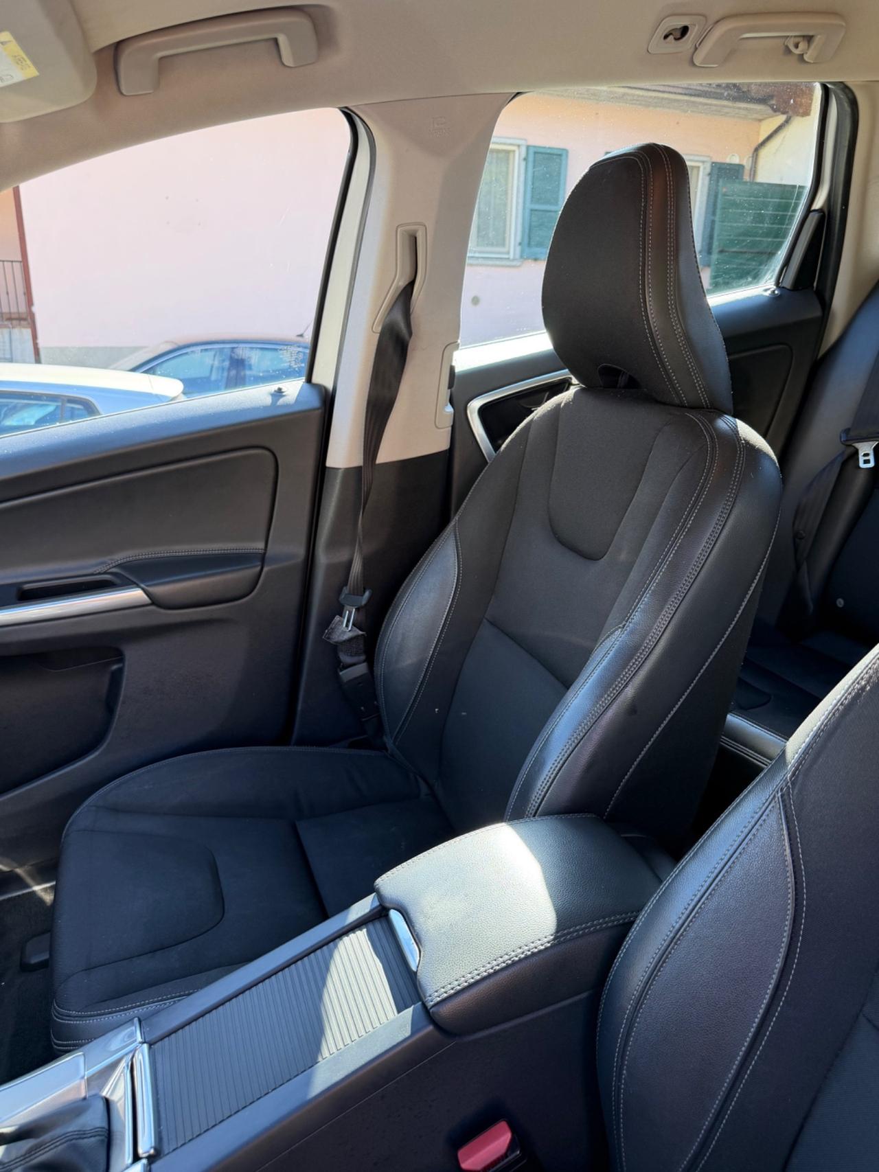 Volvo XC60 D4 AWD MOMENTUM 4x4 KMCERT GARANZ