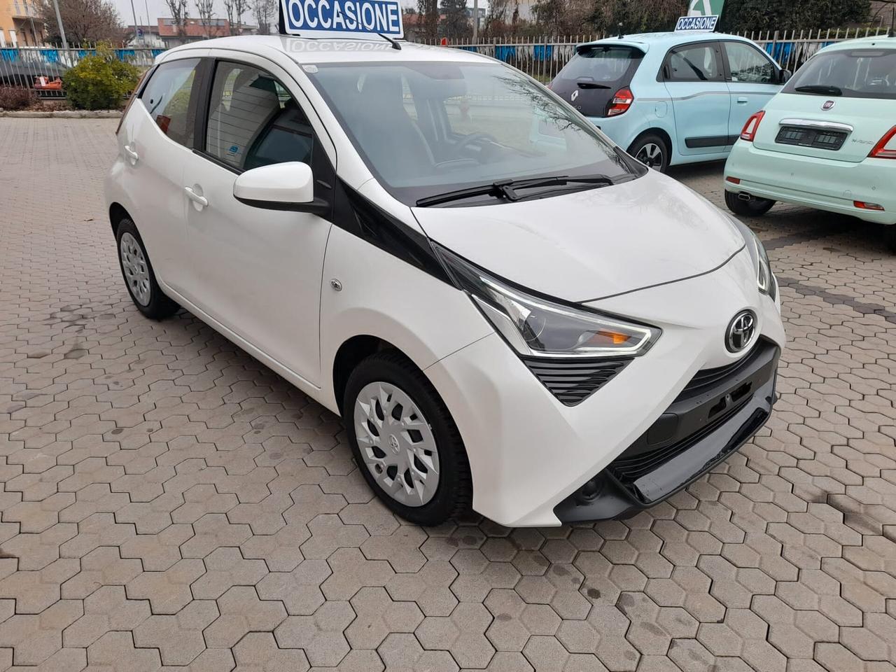 Toyota Aygo Connect 1.0 VVT-i 72 CV 5 porte x-play