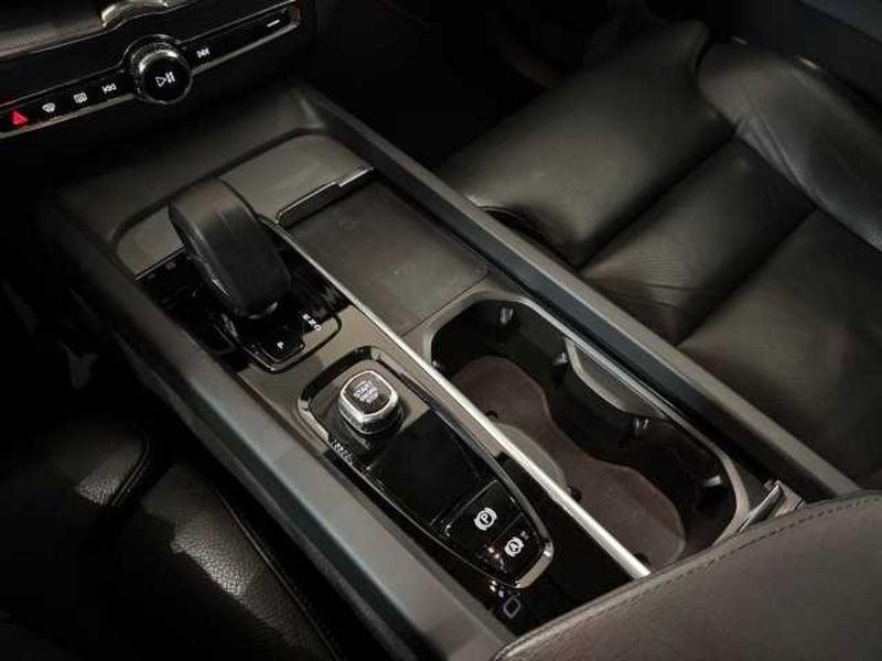 Volvo XC60 II 2022 2.0 b4 Plus Dark auto