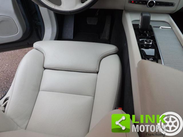 VOLVO XC60 B4 (d) AWD automatico Plus Dark ben tenuta