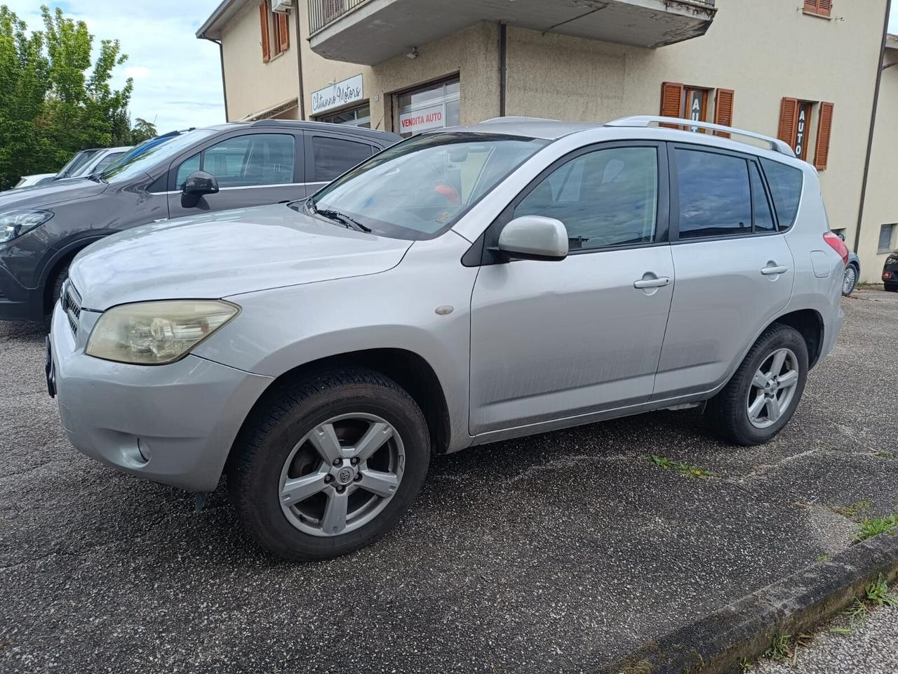 Toyota RAV4 2.2 D-4D 136 CV Luxury CARRELLO E GANCIO