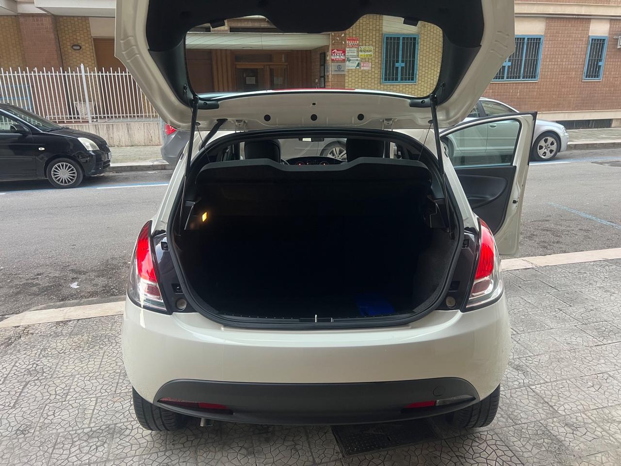 LANCIA YPSILON 1.3 MJT ELEFANTINO ROSA TETTO APRIBILE