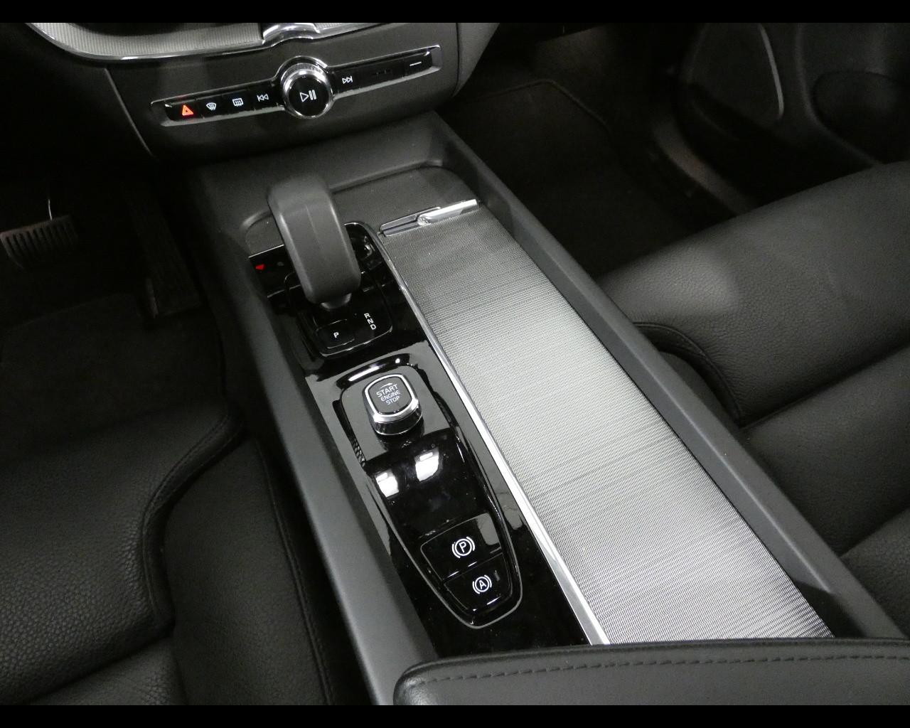 VOLVO XC60 (2017-->) - XC60 B4 (d) AWD automatico Ultimate Dark