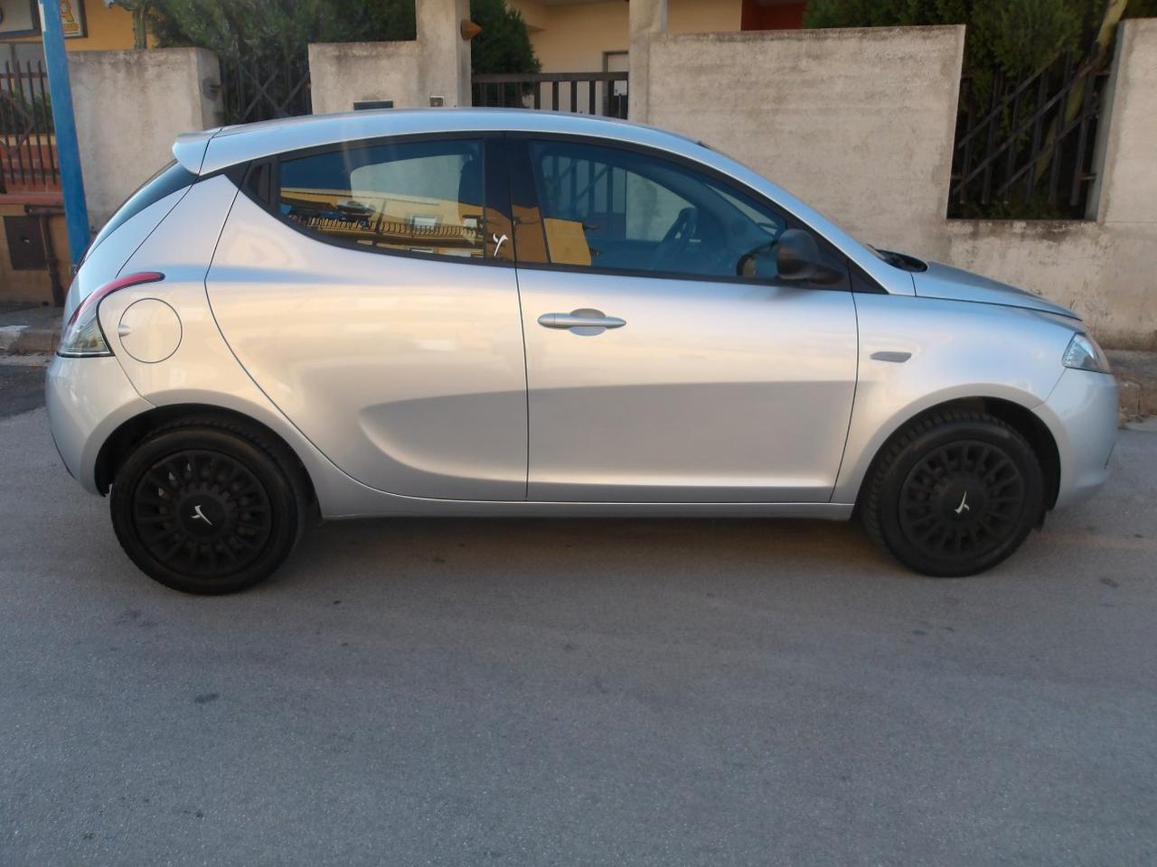 Lancia Ypsilon 5 Porte Ypsilon 1.2 8v Silver c/clima 69cv