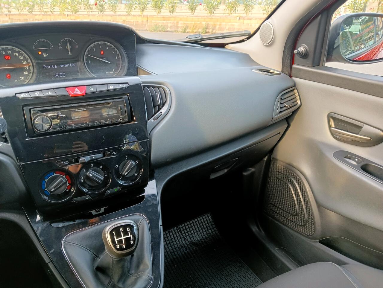 Lancia Ypsilon 1.2 69 CV 5 porte Silver