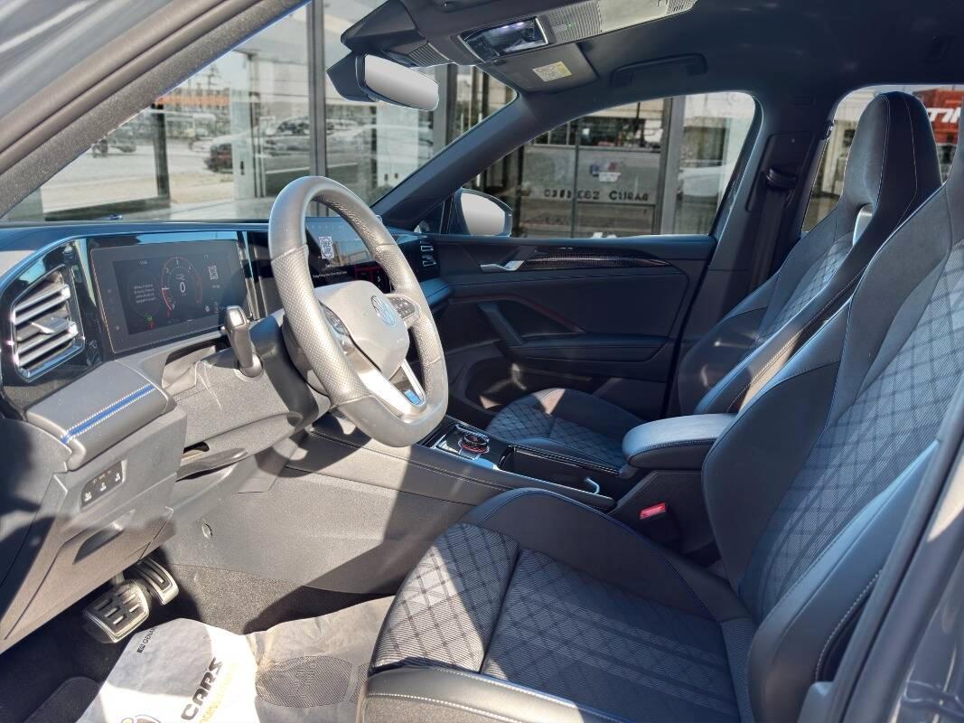 Volkswagen Tiguan 2.0 tdi R-Line 150cv dsg Con NAVIGATORE