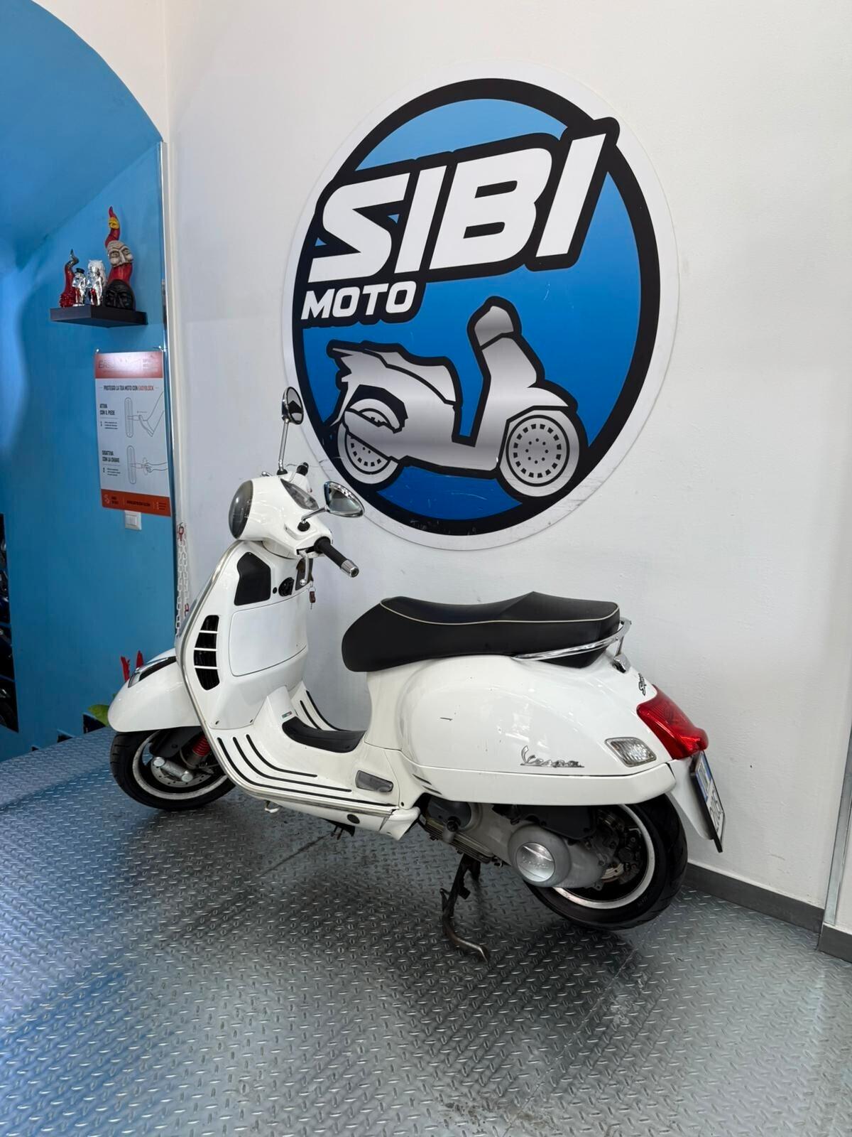 Piaggio Vespa GTS 300