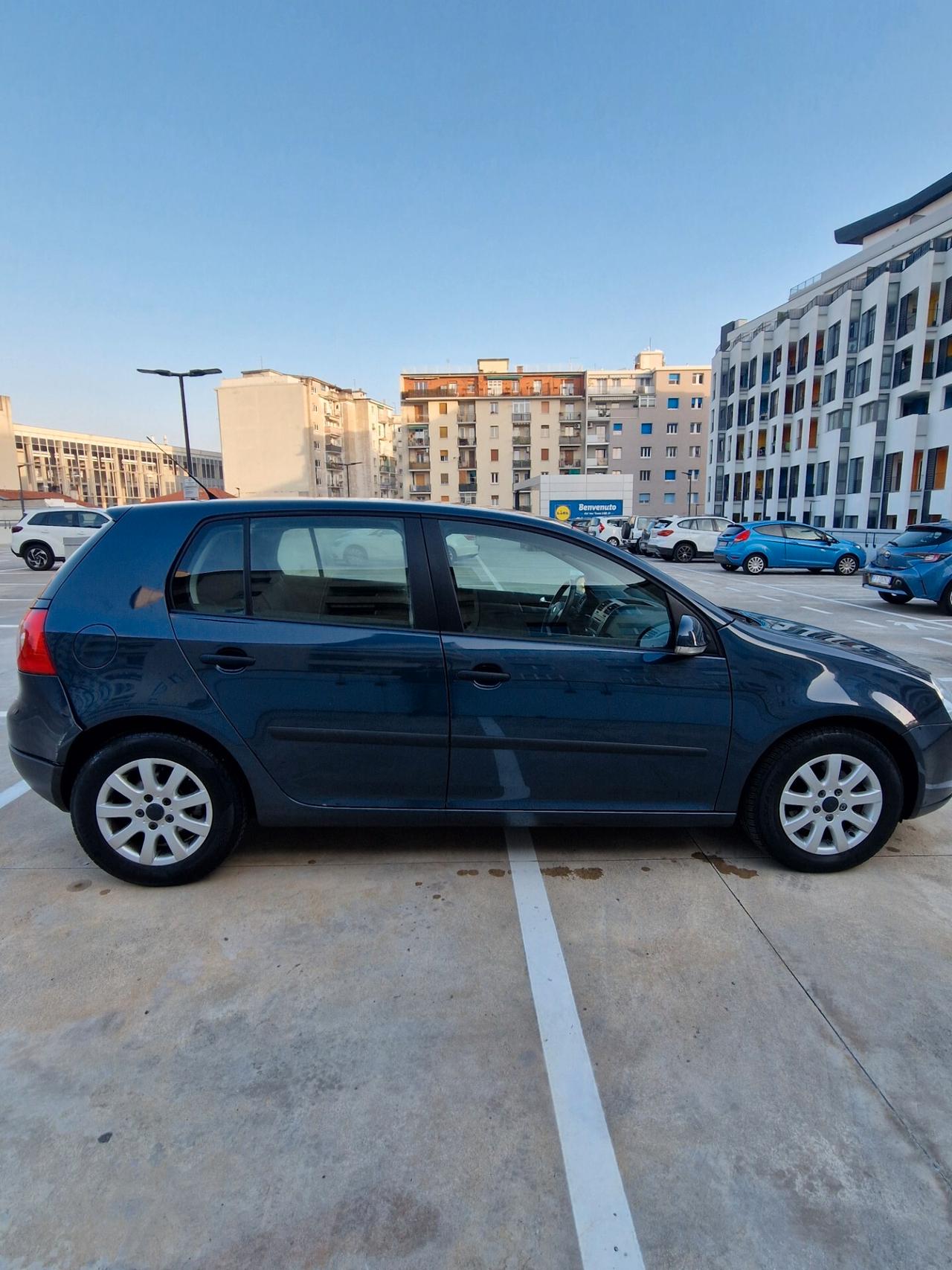 Volkswagen Golf 1.6 5p. 102cv Benz - 2005