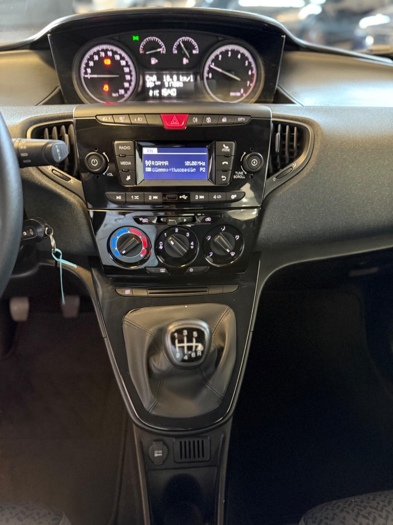 Lancia Ypsilon 1.0 FireFly S&S Hybrid Ecochic Silver