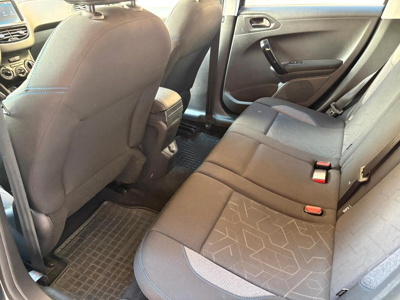 Peugeot 2008 BlueHDi 100 S&S Signature