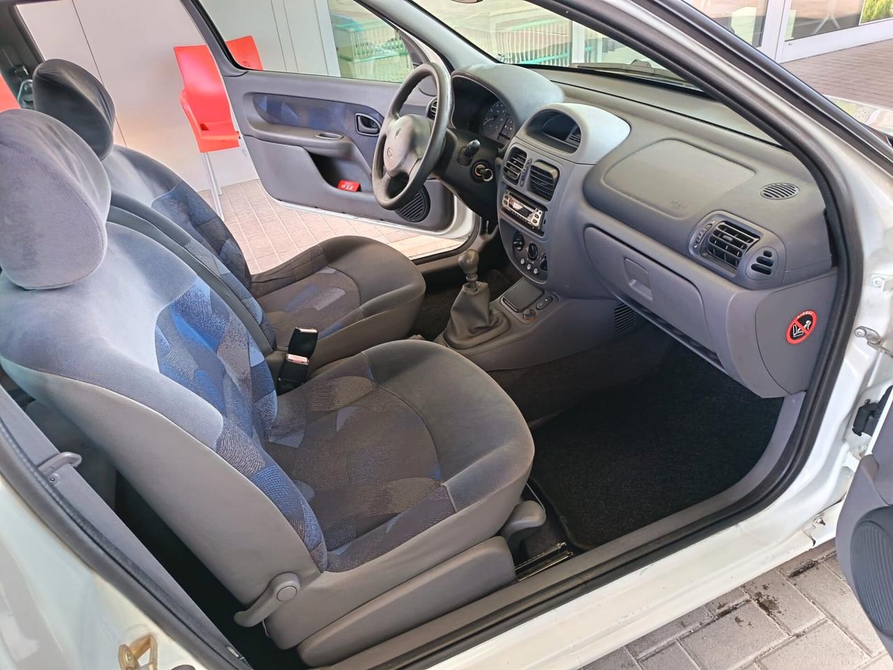 Renault Clio 2001 -1.2 cat 3 porte OCCASIONE UNICOPROPIETARIO NEOPATENTATI