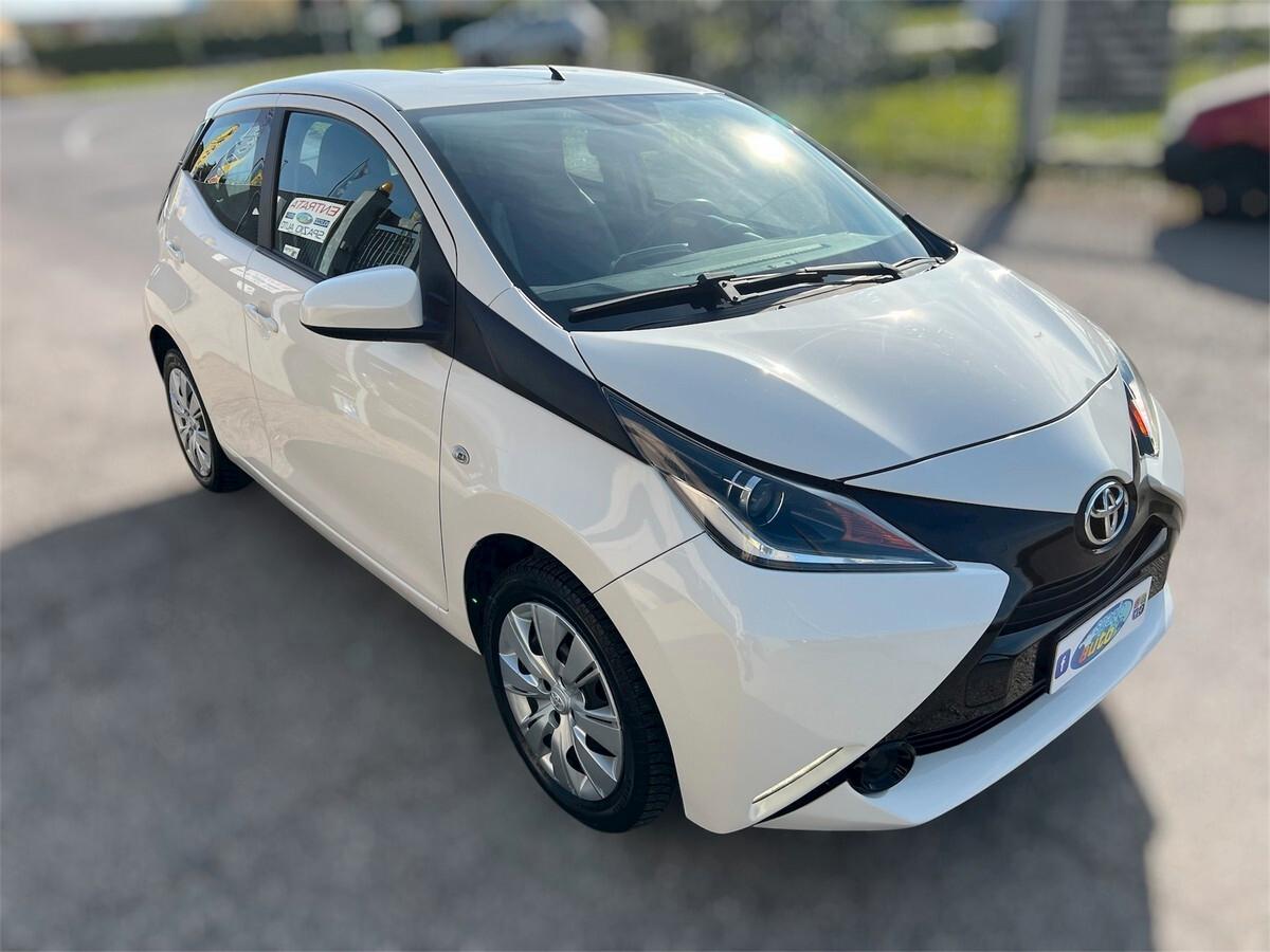 Toyota Aygo 1.0 VVT-i 69 CV 5 porte x-pure / OK NEOPATENTATI