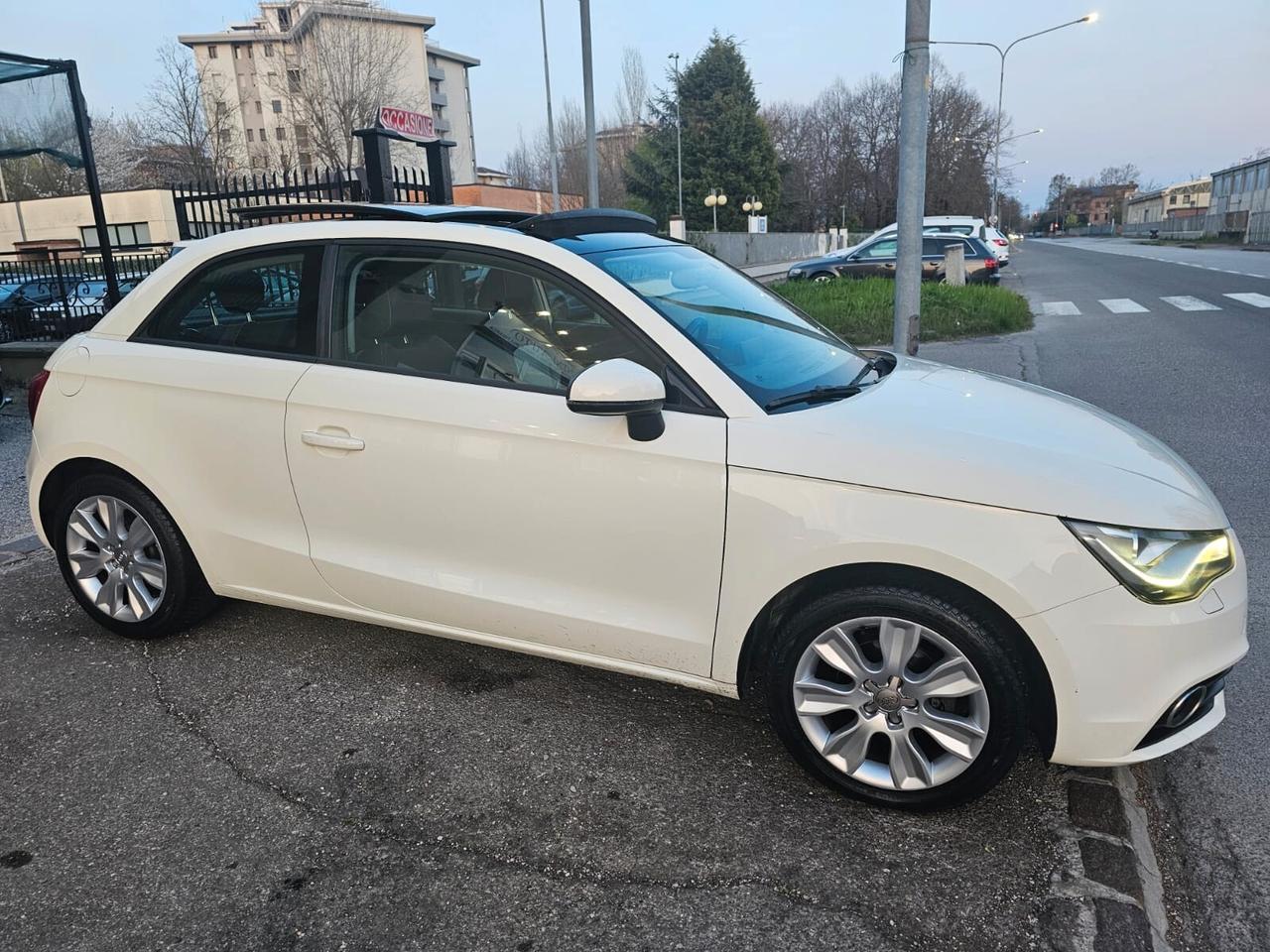 Audi A1 1.6 TDI 90cv Ambition*Tetto*Bi-Xeno*Led*Euro5*Neop