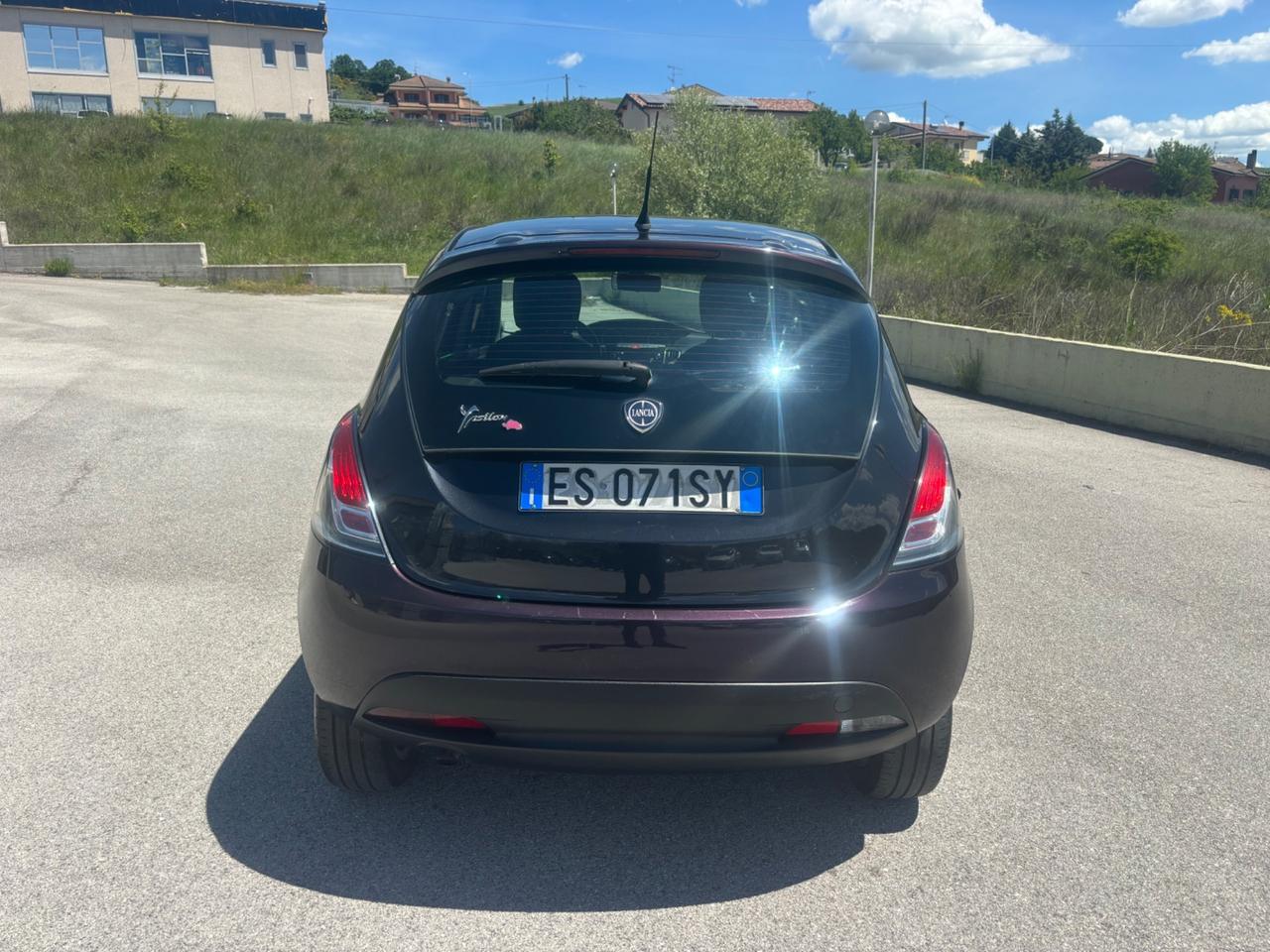 Lancia Ypsilon 0.9 TwinAir 85 CV 5 porte Metano Ecochic Silver