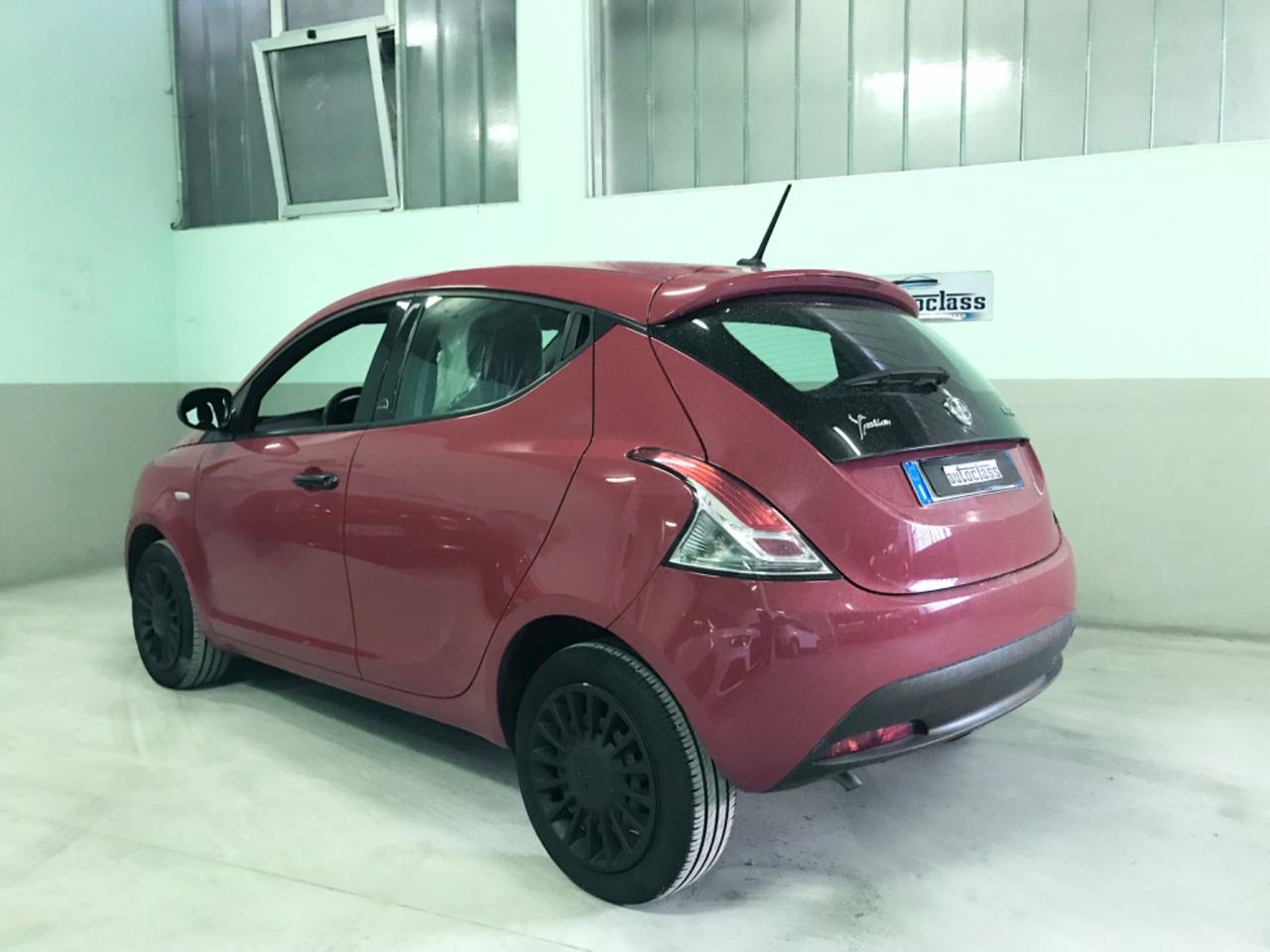 Lancia Ypsilon 1.0 FireFly 5 porte S&S Hybrid Ecochic Silver
