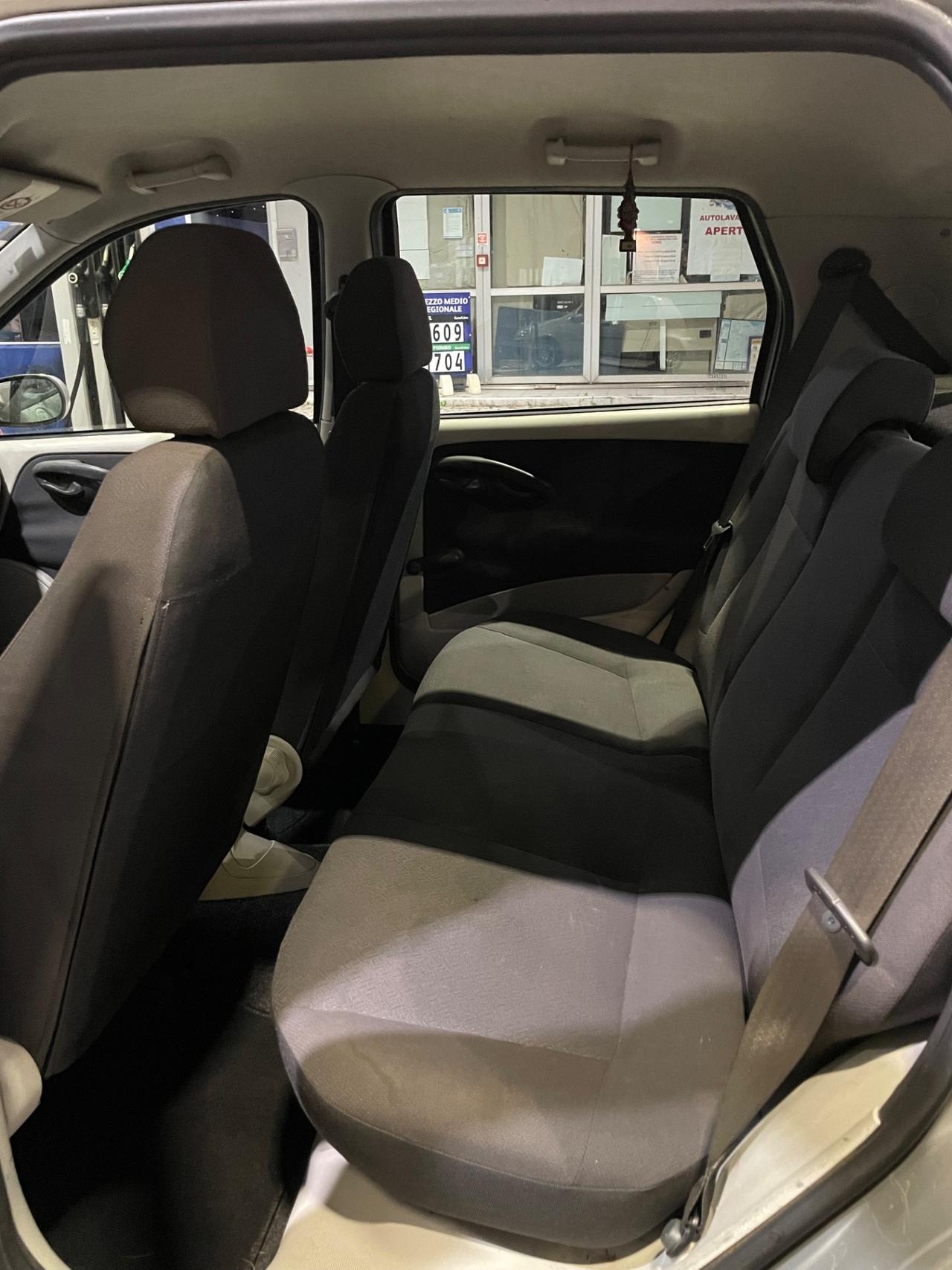 FIAT PUNTO 1.2 NATURAL POWER 5 PORTE 170.000 KM NEOPATENTATI 2005.