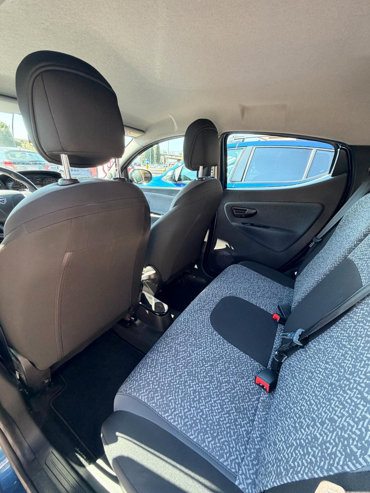 Lancia Ypsilon 1.0 FireFly 5 porte S&S Hybrid Silver