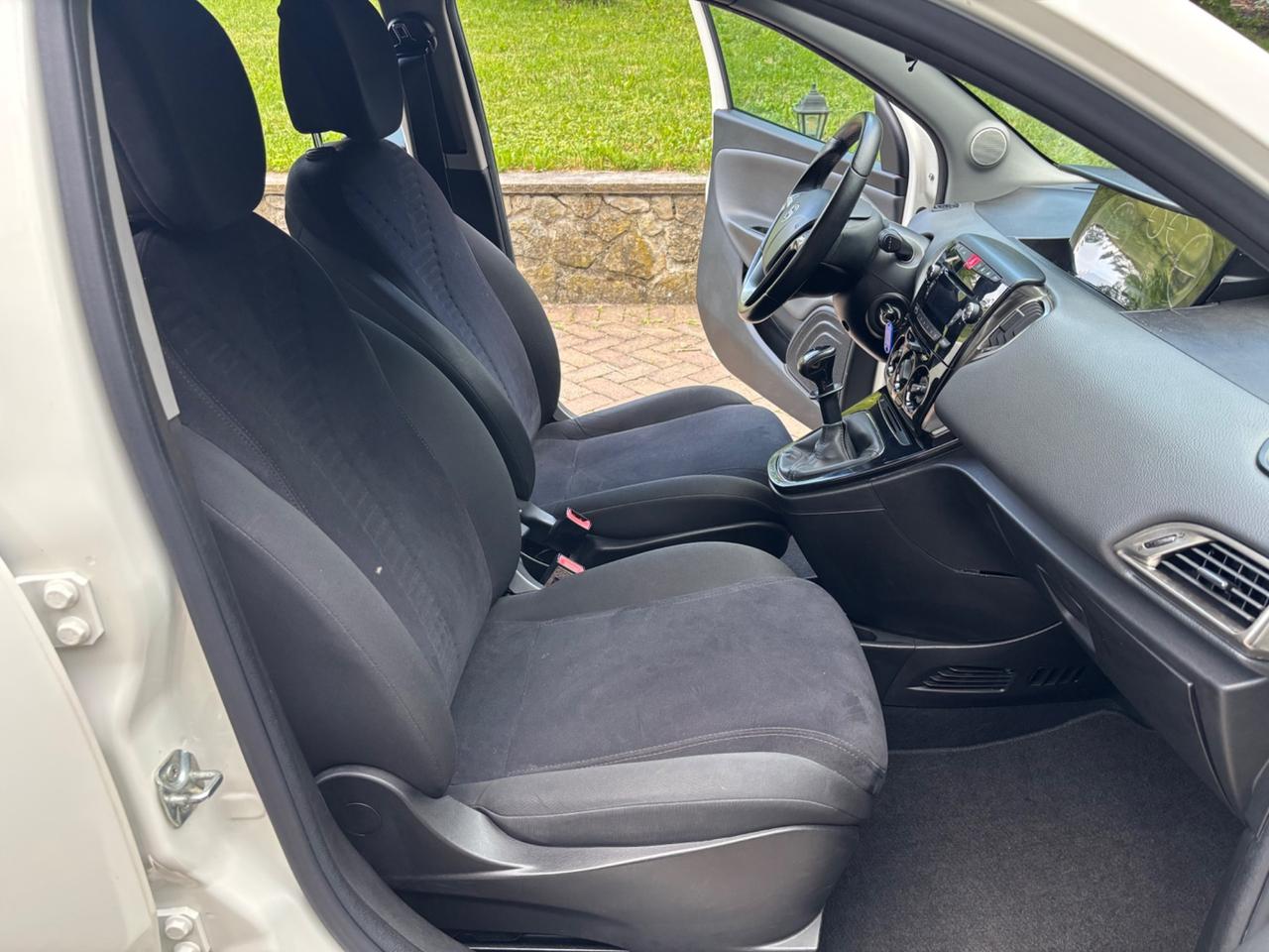 Lancia Ypsilon 0.9 TwinAir 85 CV 5 porte S&S Gold OK NEOPATENTATI
