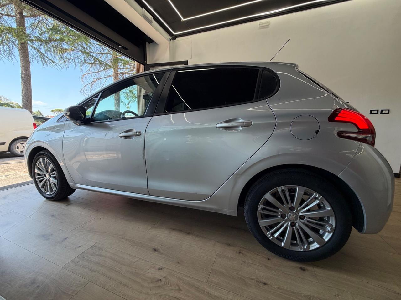 Peugeot 208 PureTech 82 5 porte Allure
